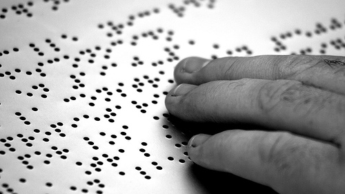 Une personne qui lit du braille