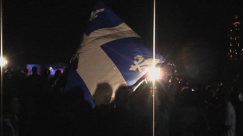 Le drapeau du Québec s'affiche à la St-Jean 0440
