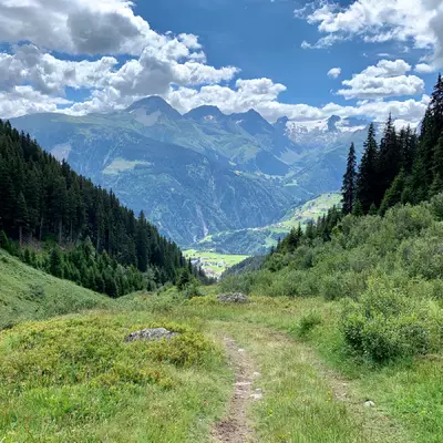 chemin de randonnée pédéstre dans le vallon d'Acletta