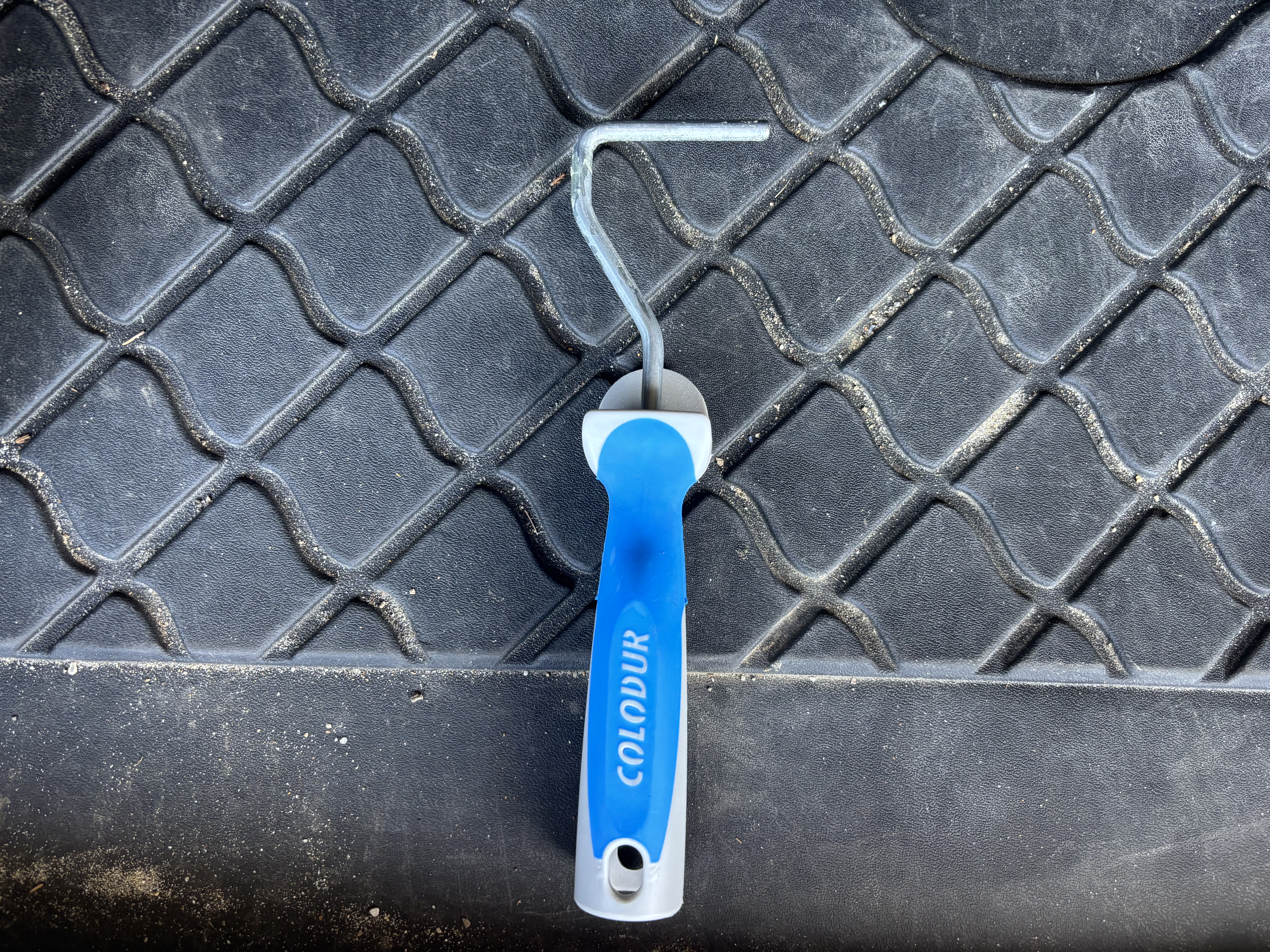 Un manche de rouleau de peinture pour débloquer les sièges du Dacia Jogger.