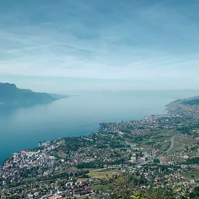 Vue sur Vevey et le lac Léman depuis la Ruine de la Tour de Salausex