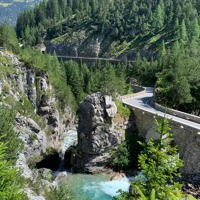 le torrent de l'Albua. Sur la droite la route du col serpente puis enjambe la rivière sur un pont