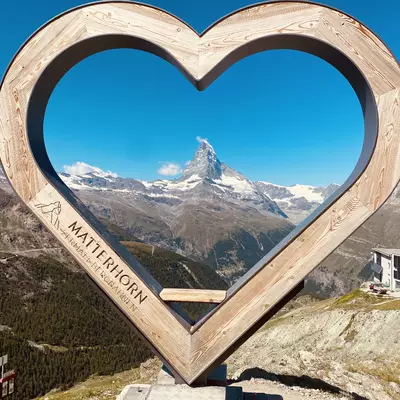 Le Cervin vu à travers un coeur en bois destiné aux instagrameurs qui veulent rendrent jaloux leur followers