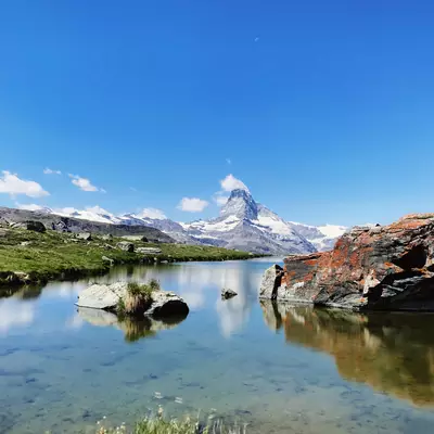 Le Stellisee avec ses eaux claires au premier plan. Au loin, on voit le Cervin qui se reflète dans le lac