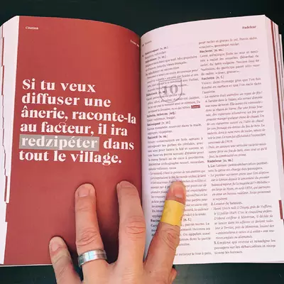 The interior layout with the words ‘Si tu veux diffuser une ânerie, raconte-la au facteur, il ira redzipéter dans tout le village.’