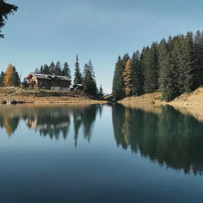 Lake Retaud is in the foreground. On the other side of the lake, you can see the restaurand chalet in Retaud.