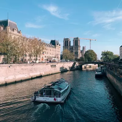 Notre Dame en travaux avec une peniche sur la Seine au premier plan