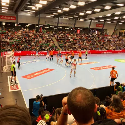 The men's team of Kriens-Lucerne defends against the Kadetten of Schaffhausen.