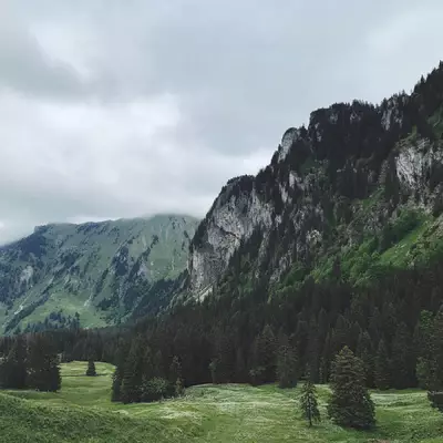 Sur la droite, le sommet la Tour Ronde et au loin plan la Pointe de Balachaux dans les nuages