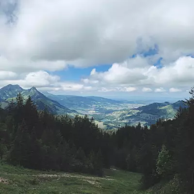vue sur le lac de Montsalvens et plus loin on aperçoit Bulle