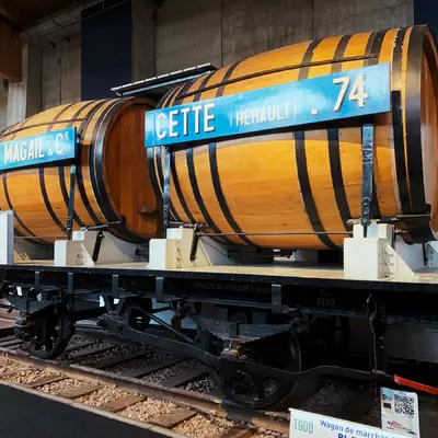 wagon à vin composé de deux citernes en bois à la façon de tonneaux de vin.