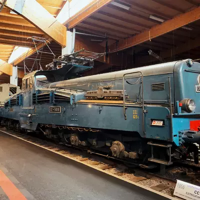 locomotive CC 14018 à carrosserie bleue. Sa silhouette fait penser à une crocodile suisse