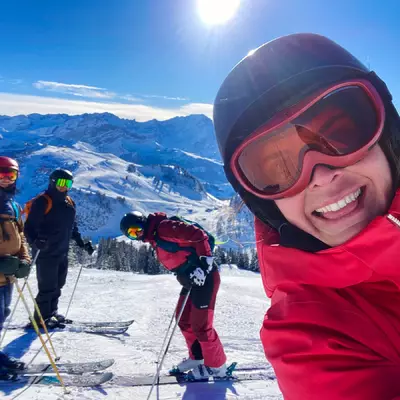 Blurred photo of Céline, Coralie, Laurent and Cédric on the ski slopes