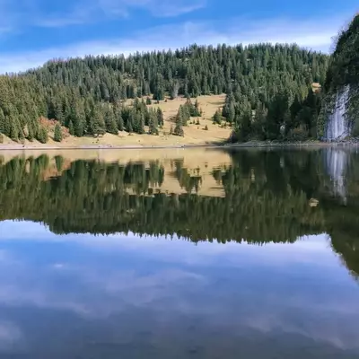 Lac des Chavonnes vu depuis le restaurant qui le borde